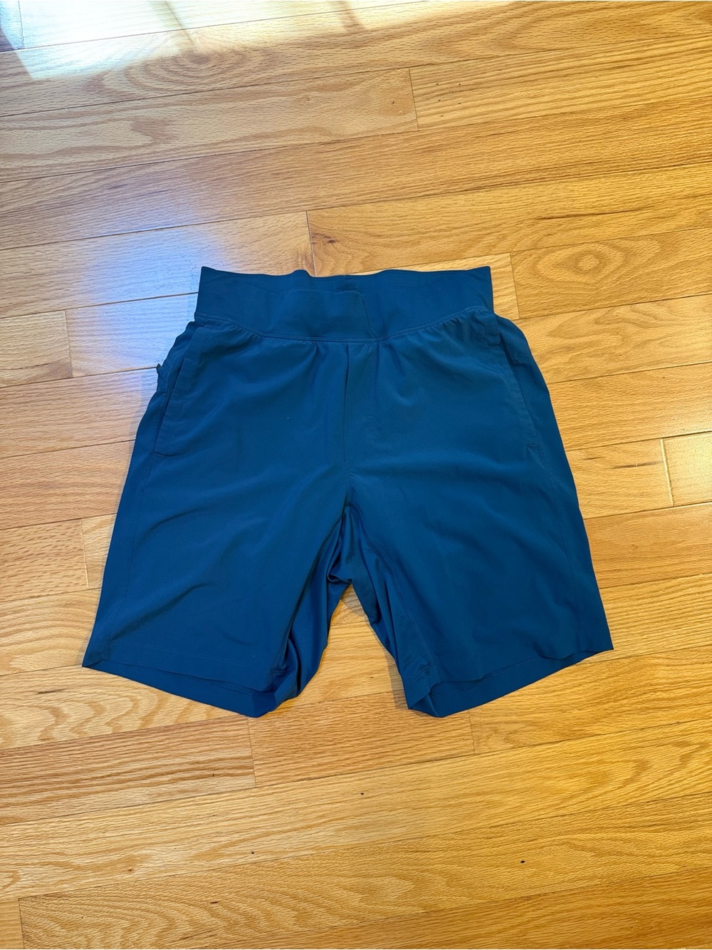 Men’s Size M - Lululemon License to Train Lined Shorts - 10” - Blue